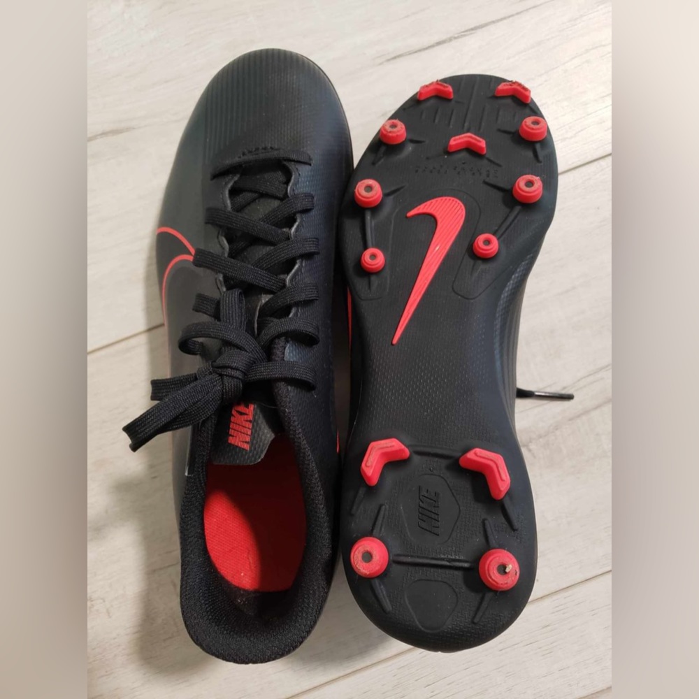 NWOT boys soccer Nike cleats